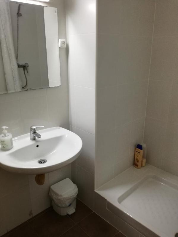 Single Room with Shared Bathroom image 3