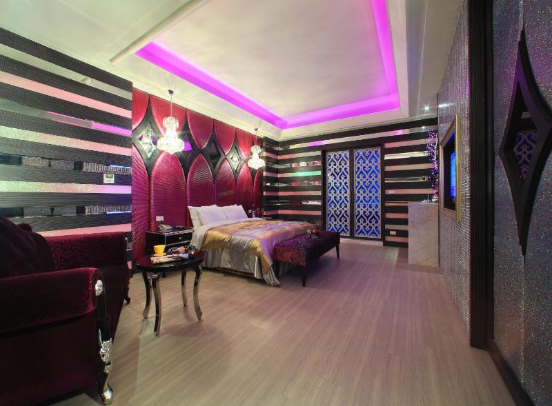 Queen Room with Spa Bath image 1