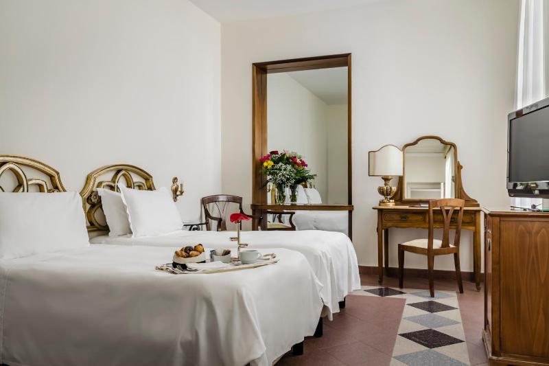 Standard Double Room image 3
