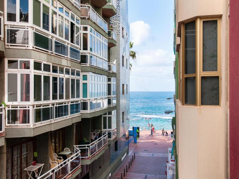 Beautiful Beach Apartment M&B IV by Las Canteras by VillaGranCanaria - image 4