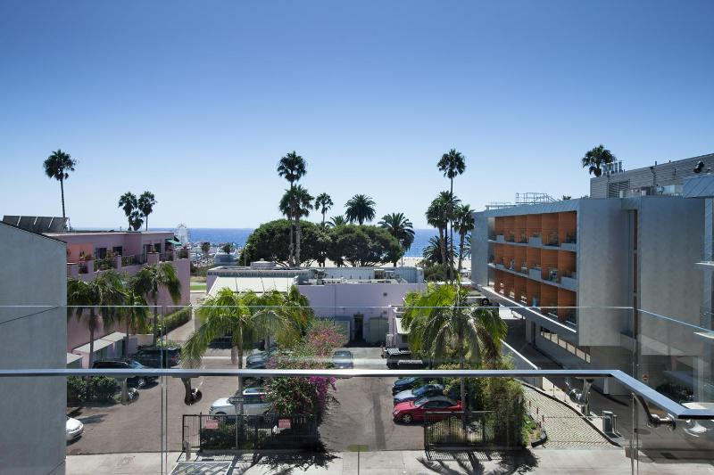 Partial Ocean View with Two Double Beds image 3