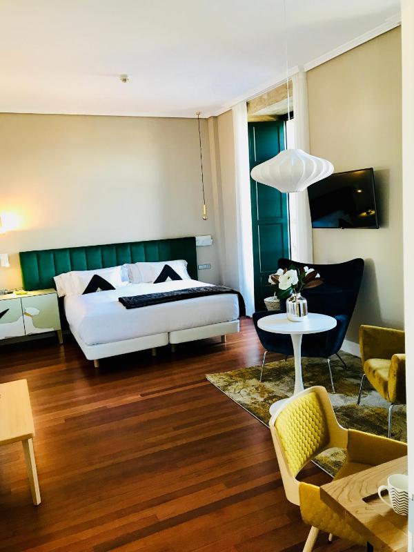 Deluxe Double Room with Big Bed image 2