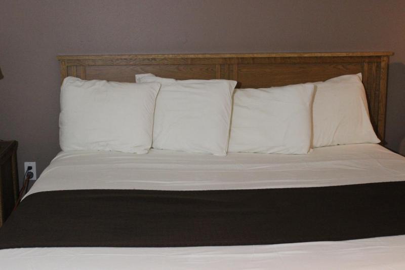 Standard King Room image 4