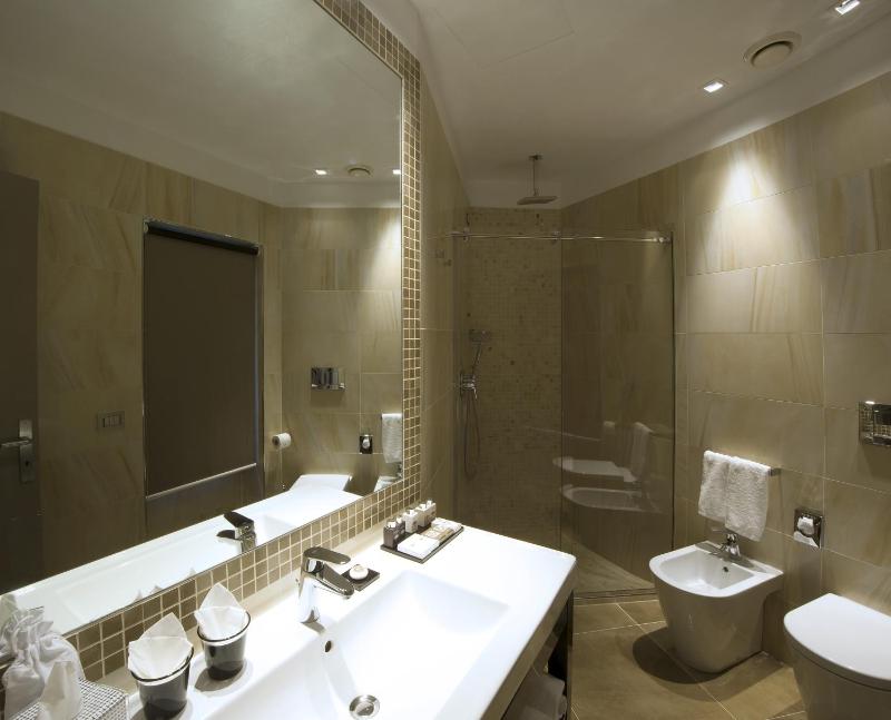 Standard King Room image 4