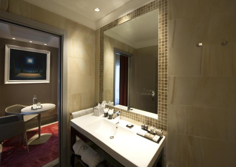 Standard King Room image 3