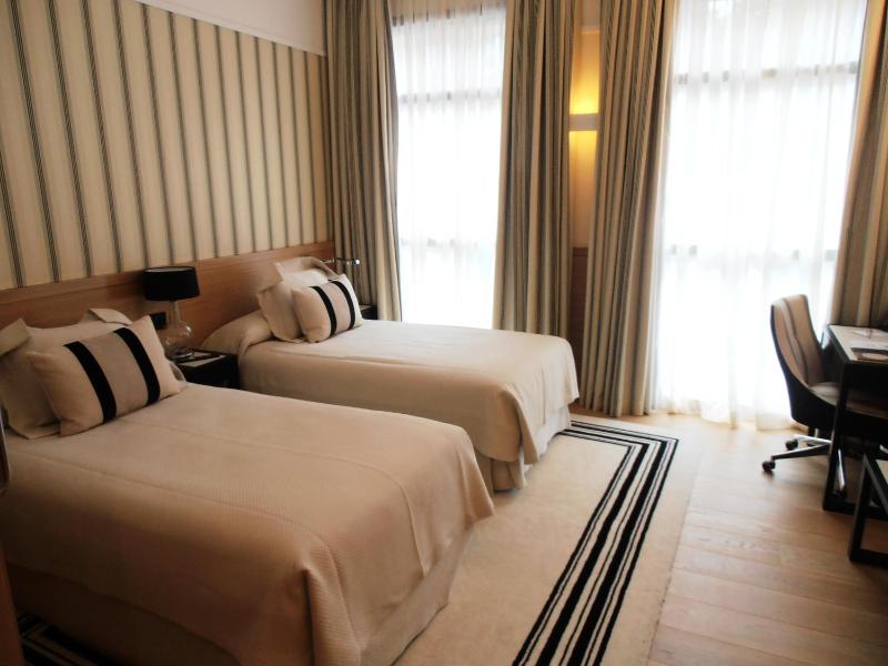 Double or Twin with Sea View and Extra Bed image 2