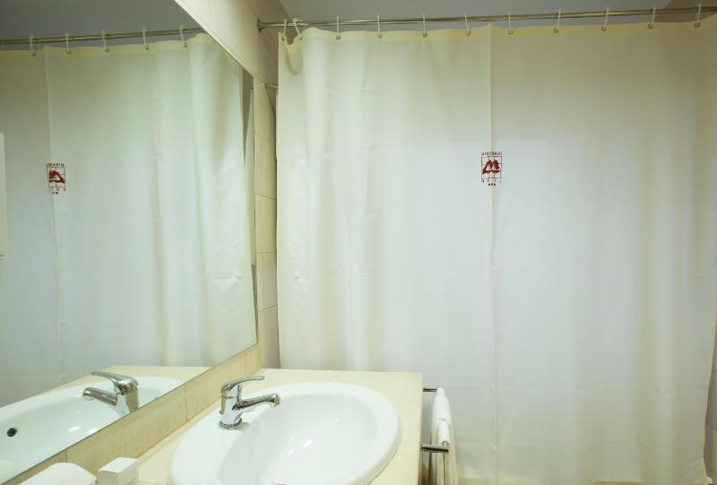 Family Room (2 Adults + 1 Child) image 2