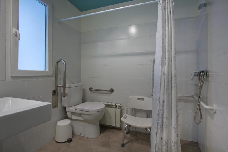 Economy Triple Room image 2