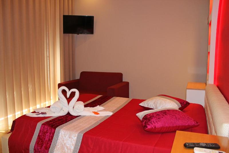 Double Room with Balcony image 2