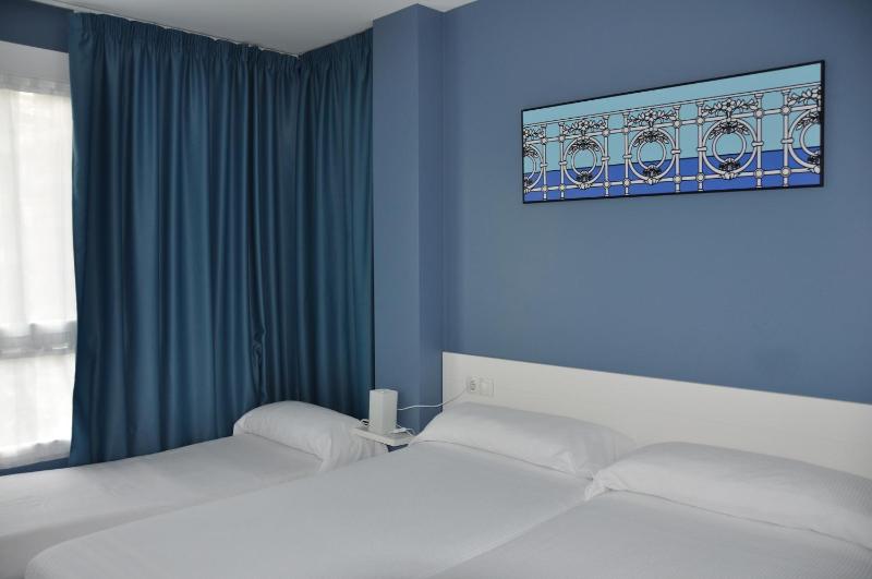 Twin Room with Extra Bed image 3