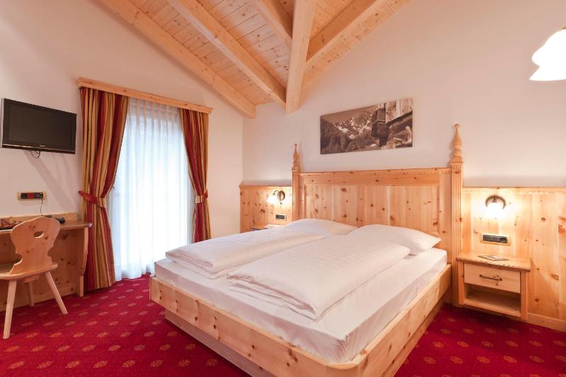 Standard Double Room image 3