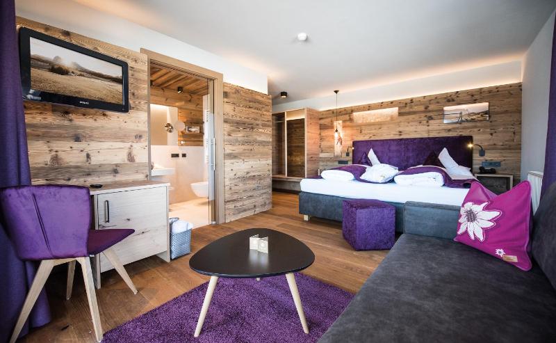 Double Room with Mountain View image 1