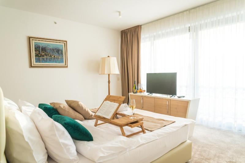 Deluxe Double Room with Balcony and Sea View image 1