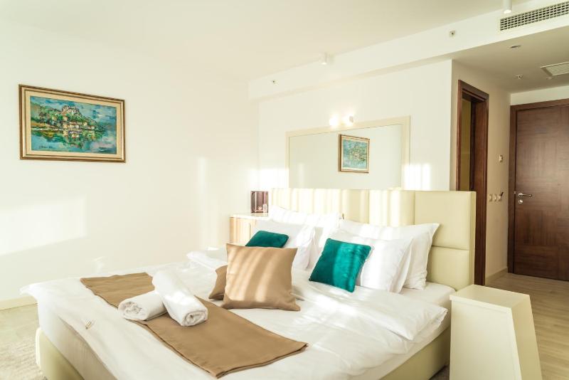 Deluxe Double Room with Balcony and Sea View image 3