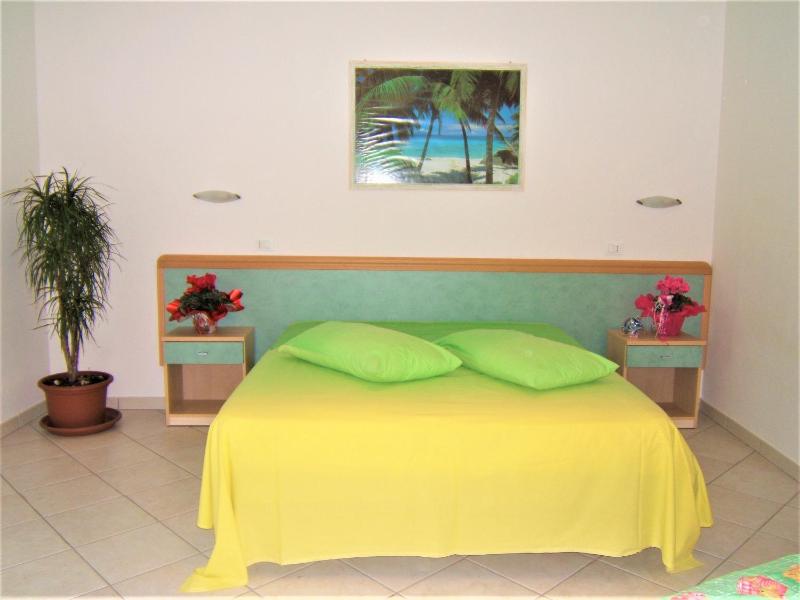 One-Bedroom Apartment image 3