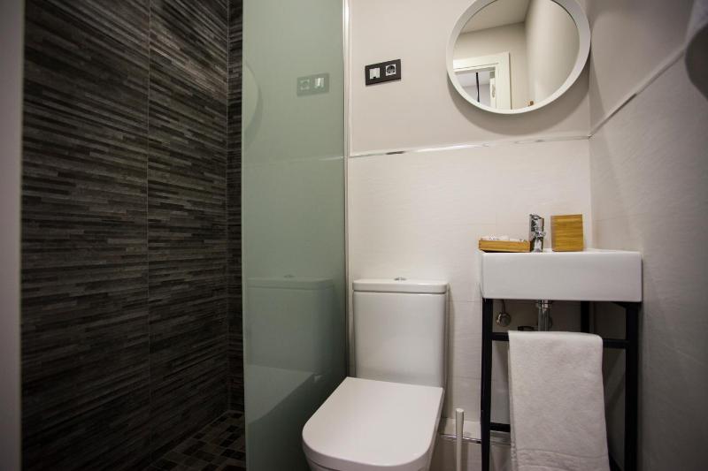 Economy Double Room image 3