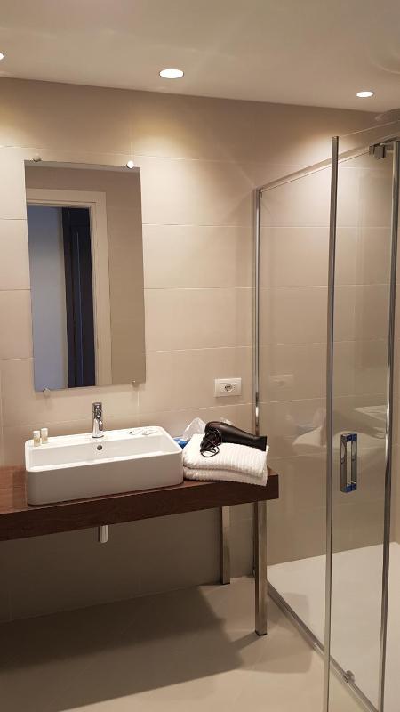 Deluxe Double or Twin Room with Balcony and Lake View image 2