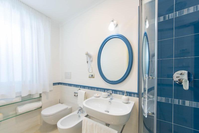 Triple Room with Balcony and Sea View image 4