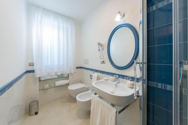 Triple Room with Balcony and Sea View image 3