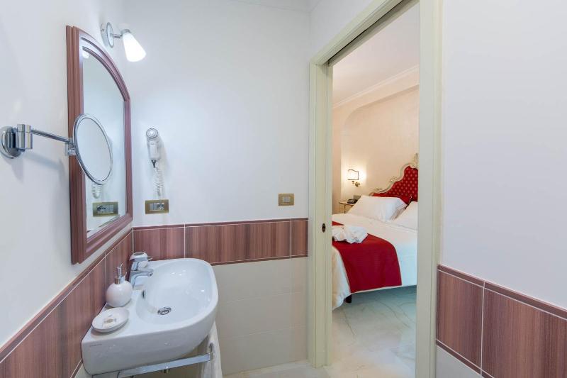 Double Room with Balcony image 4