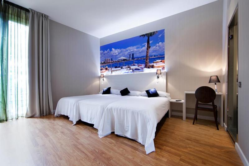 Twin Room with 2 Extra Beds image 2