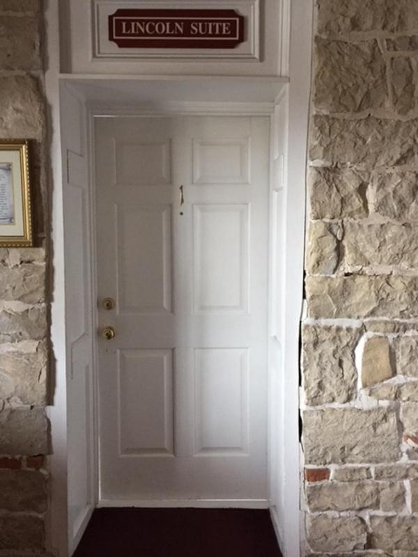 Standard Lincoln Suite image 2