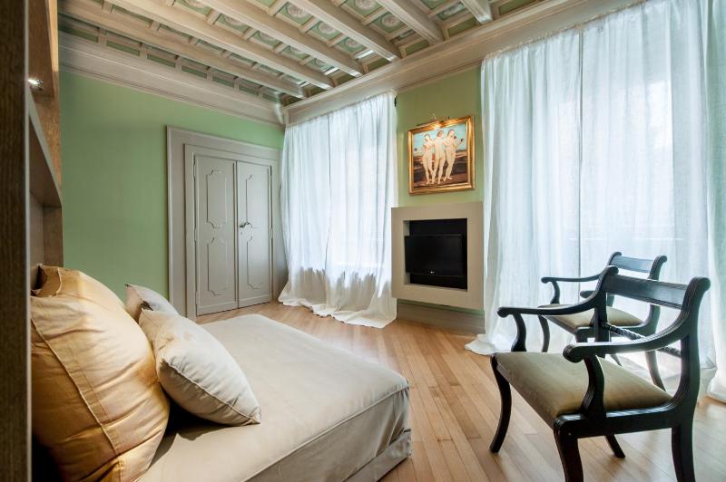 Queen Studio image 3