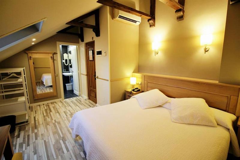 Standard Double or Twin Room image 4