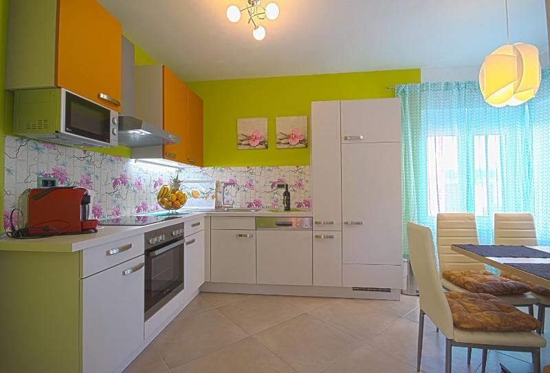 Six-Bedroom House image 4
