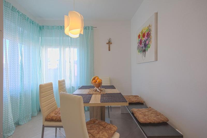 Six-Bedroom House image 3