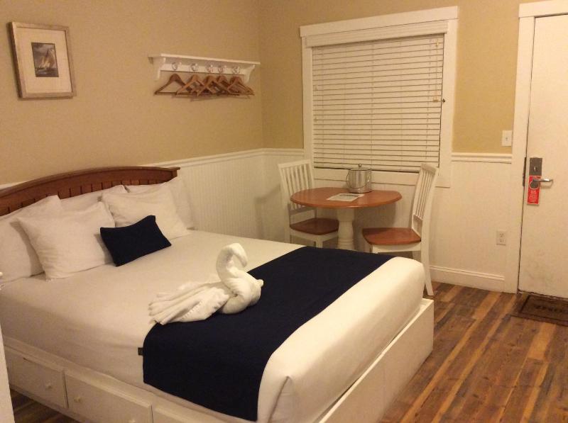 Deluxe Queen Room image 2