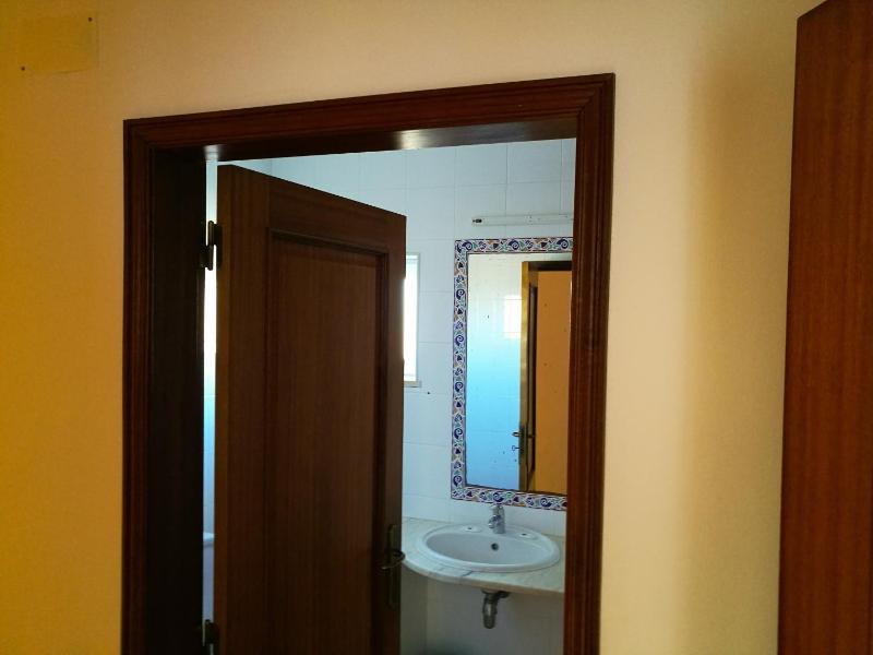 Economy Twin Room image 2