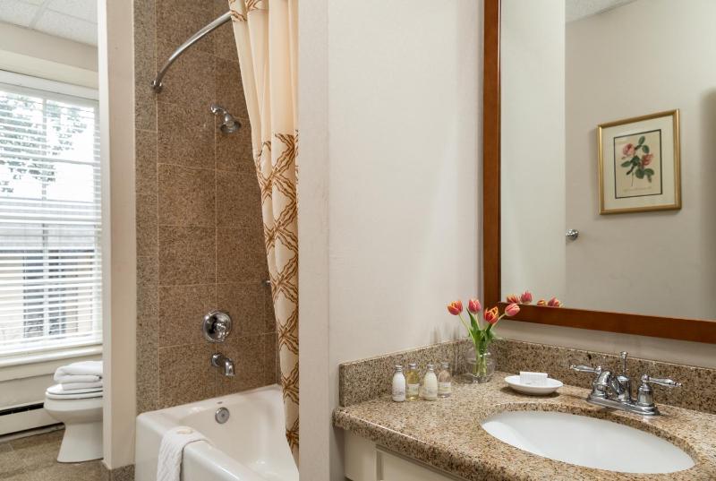 Queen Room image 2