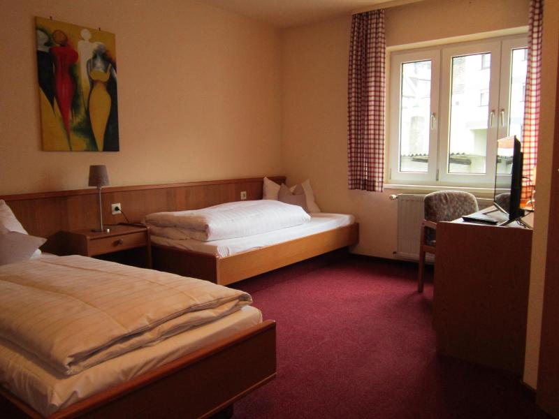 Twin Room image 2