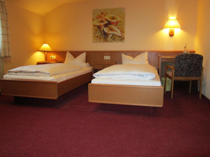 Twin Room image 3