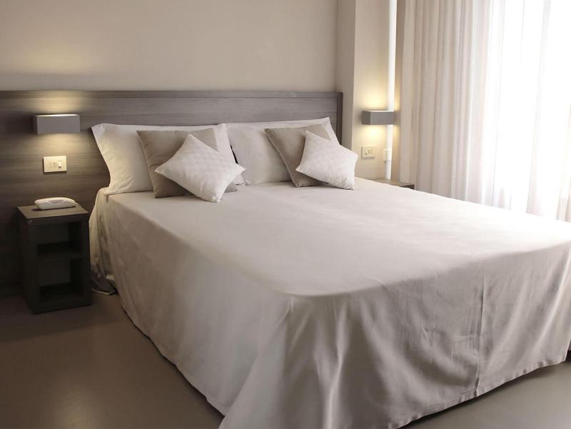 Standard Double Room image 3