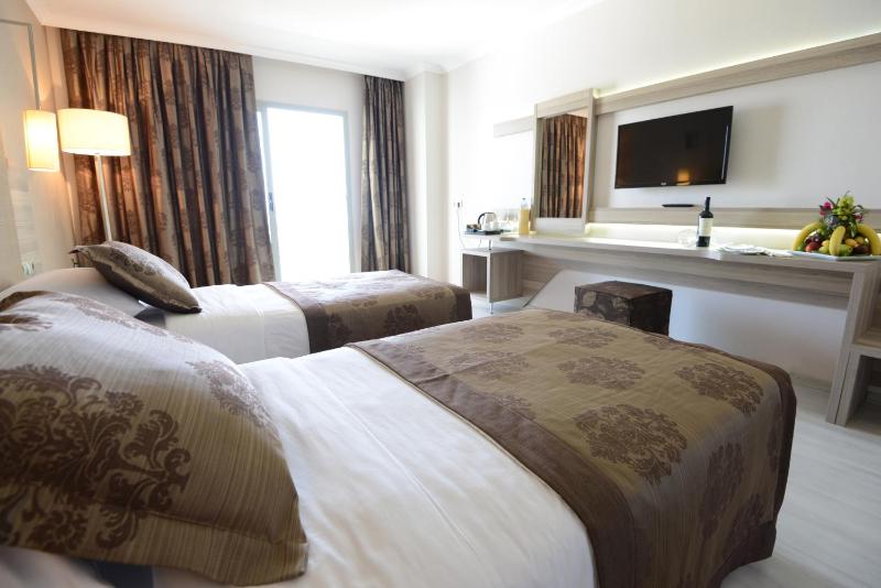 Standard Room with Partial Sea View image 2