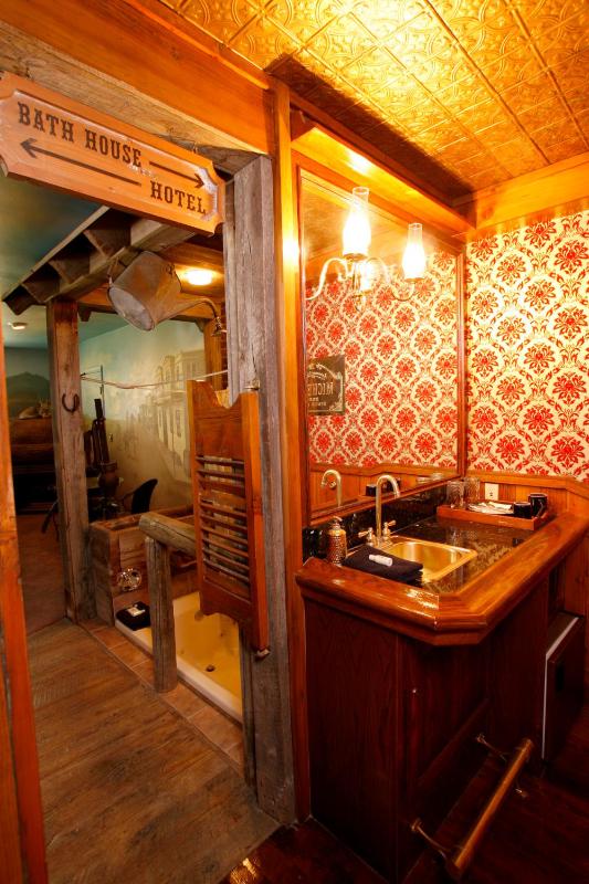 Queen Room - Wild West Theme image 4