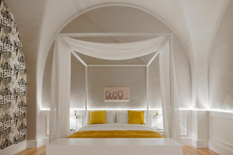 Junior Suite with Balcony image 2