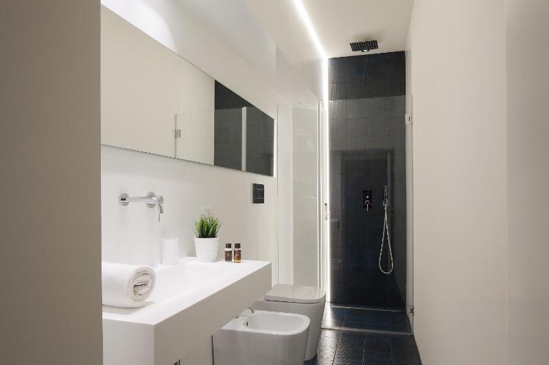 Double Room image 3