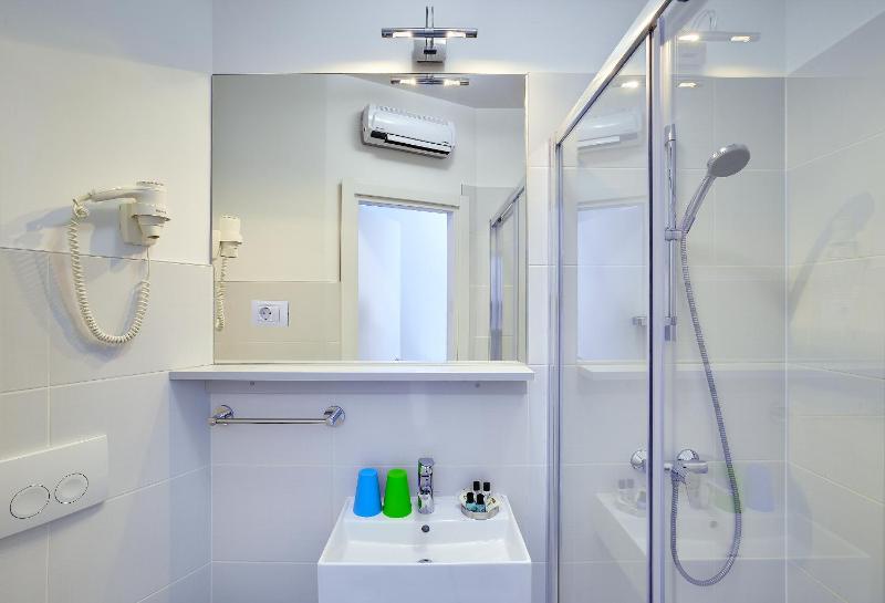 Deluxe Double or Twin Room with City View image 4