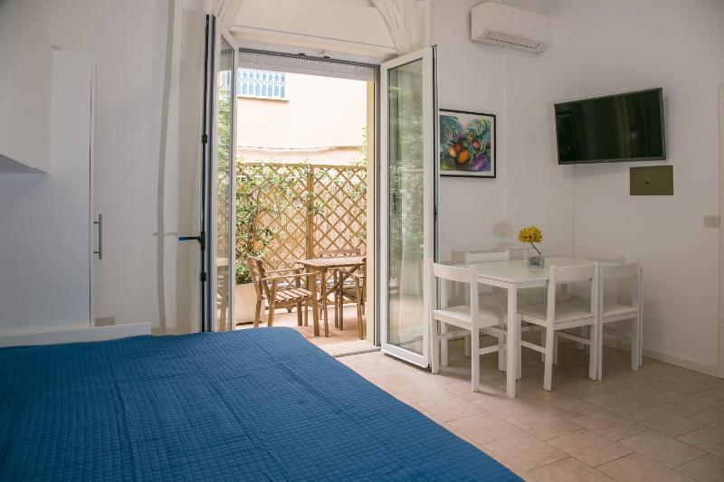 One-Bedroom Apartment with Private Patio - Ground Floor (5 Adults) image 4
