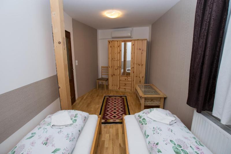 Twin Room with Garden View image 3