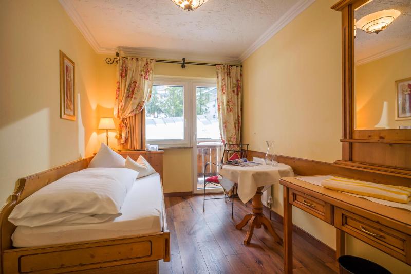 Small Double Room image 3