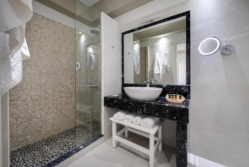 Superior Double or Twin Room with Sea View image 3
