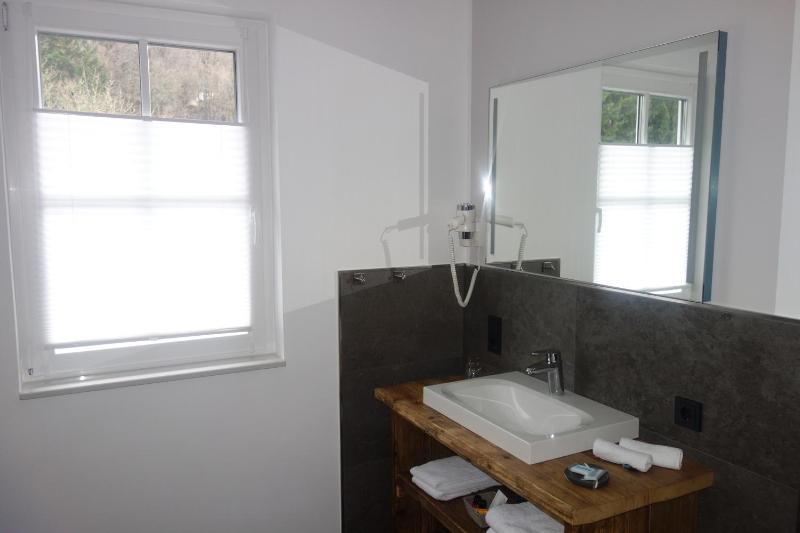 Deluxe Double or Twin Room image 3