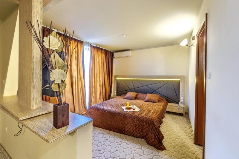 One-Bedroom Suite with Balcony image 3