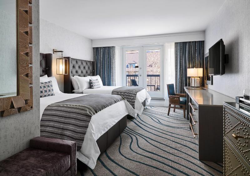 Premium Queen Room with Two Queen Beds and Mountain View image 2