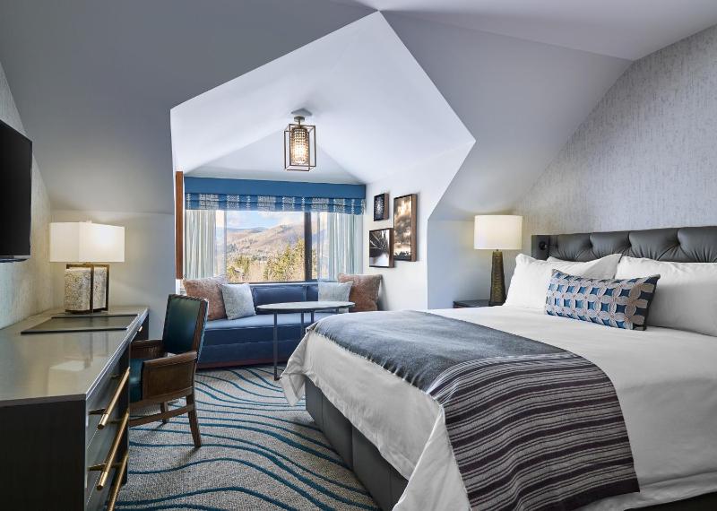 Deluxe King Room with Mountain View and Roll-In Shower - Disability Access image 1