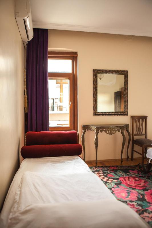 Triple Room with Shared Bathroom image 3